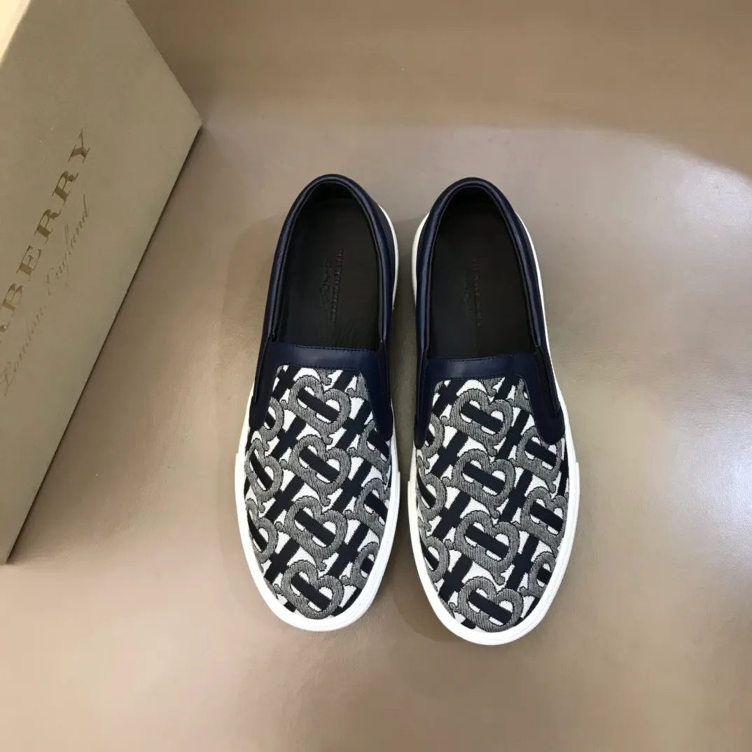 ◾️▫️P340. B's new spring and summer product, men's classic low-cut slip-on sneakers, are made of classic retro B's printed canvas material, spliced ​​with layered calfskin, and decorated with a new brand logo. First-layer cowhide lining, embossed Burberry logo on the heel, and original TPU outsole!  Size: 38-45